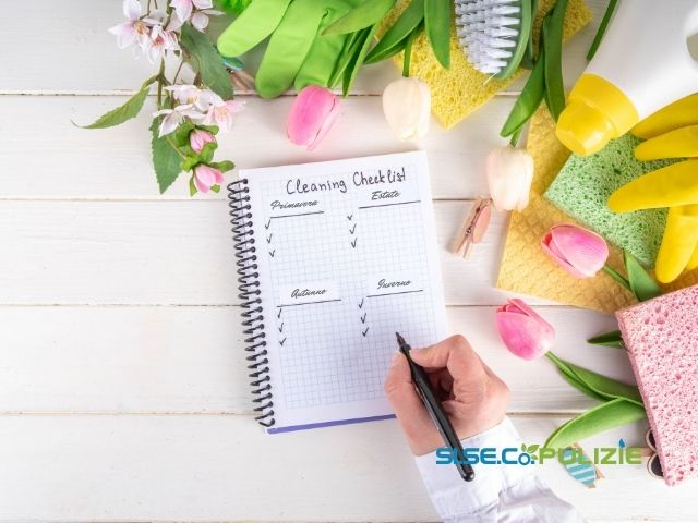 SI.SE.CO. Pulizie - Addetta alle pulizie a Milano che prende nota dei lavori svolti