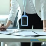 Siseco Pulizie - Addetto controlla elenco lavori svolti